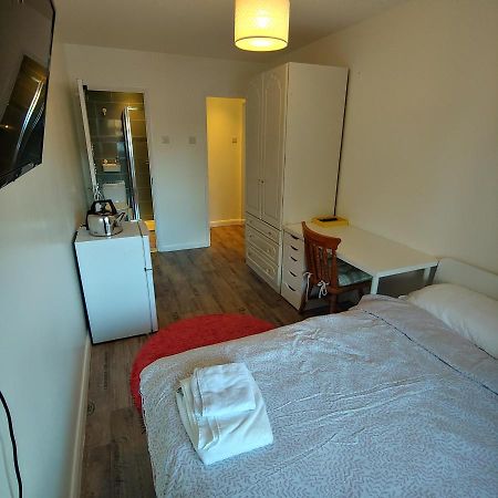 Ensuite Master Bedroom, Private Bathroom, Inside Family Home, Walking Distance To Harry Potter Watford  Bagian luar foto