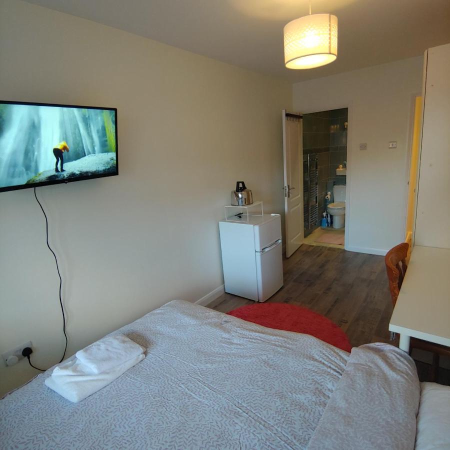 Ensuite Master Bedroom, Private Bathroom, Inside Family Home, Walking Distance To Harry Potter Watford  Bagian luar foto