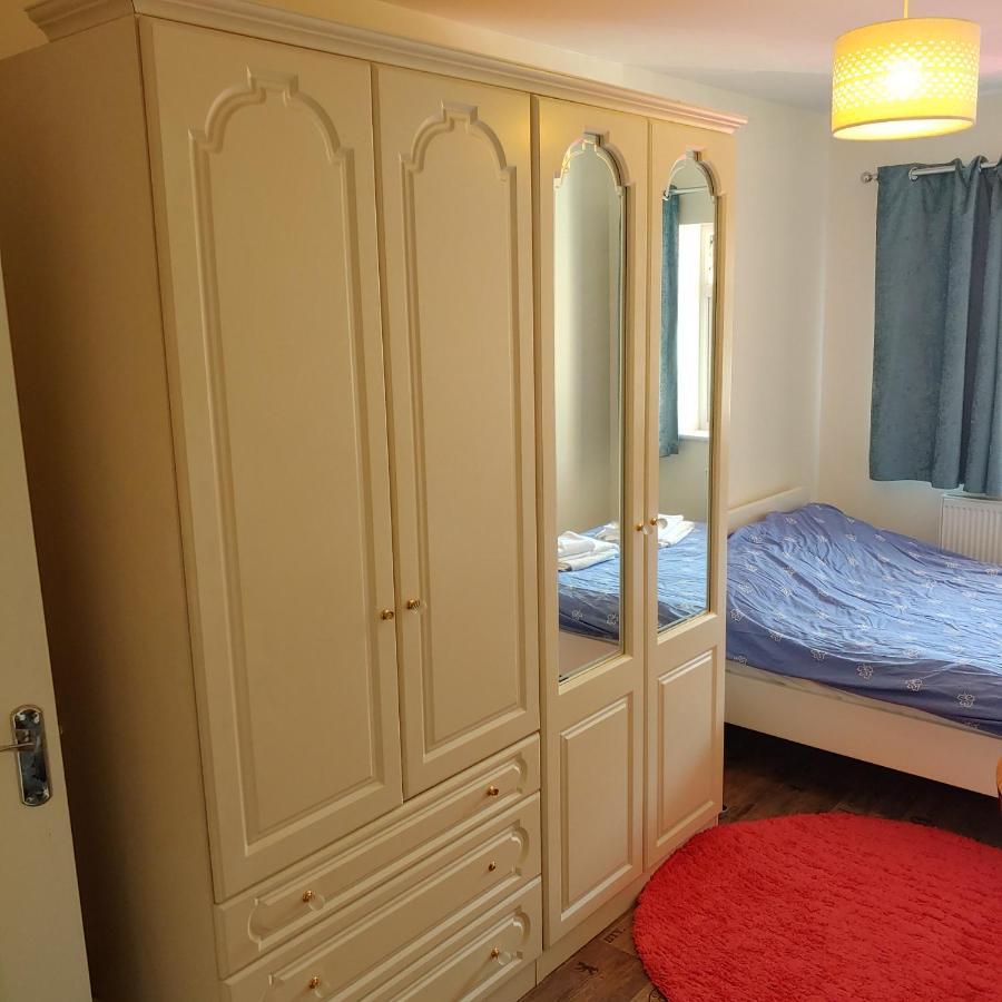 Ensuite Master Bedroom, Private Bathroom, Inside Family Home, Walking Distance To Harry Potter Watford  Bagian luar foto